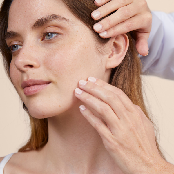 AVÈNE CREMA COMPACTA ACABADO MATE BRONCEADO (10G)