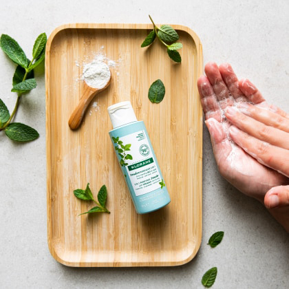 KLORANE POLVO PURIFICANTE 3 EN 1 LIMPIADOR A LA MENTA BIO (50G)