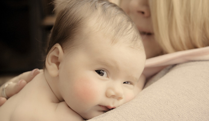mama abraza bebe colico lactante